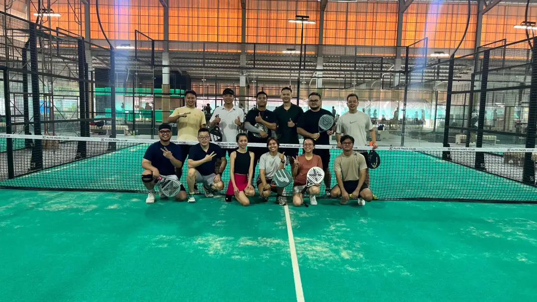 Group photo on court